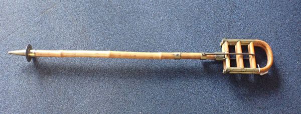 A CANE AND BRASS FOLDING SHOOTING STICK