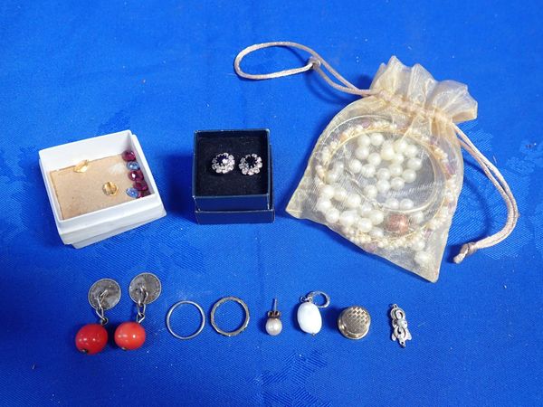 A PAIR OF CORAL AND COIN MOUNTED CUFFLINKS