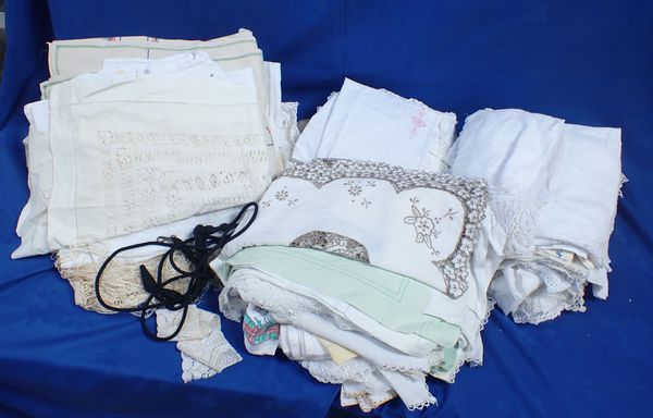 A QUANTITY OF VINTAGE LINENS