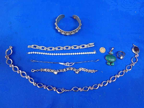 A COLLECTION OF SILVER AND WHITE METAL JEWELLERY