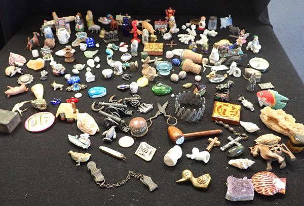 A QUANTITY OF MINIATURE ITEMS