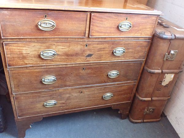 A 19TH CENTURY MAHOGANY CHEST OF DRAWERS