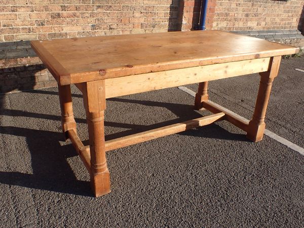 A COUNTRY HOUSE STYLE PINE KITCHEN TABLE
