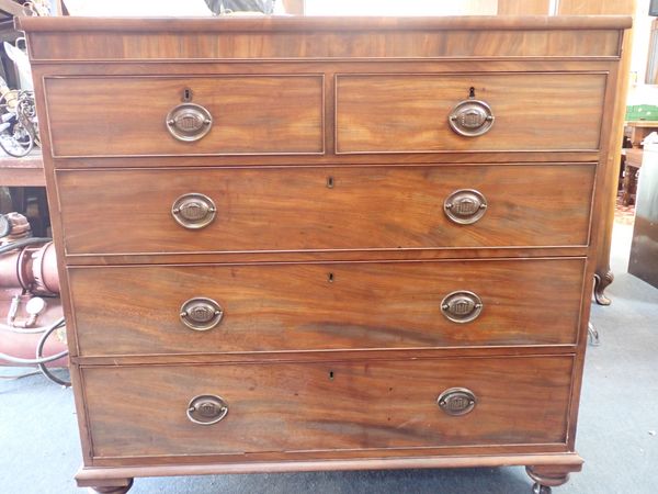 AN EARLY 19TH CENTURY MAHOGANY CHEST OF DRAWERS