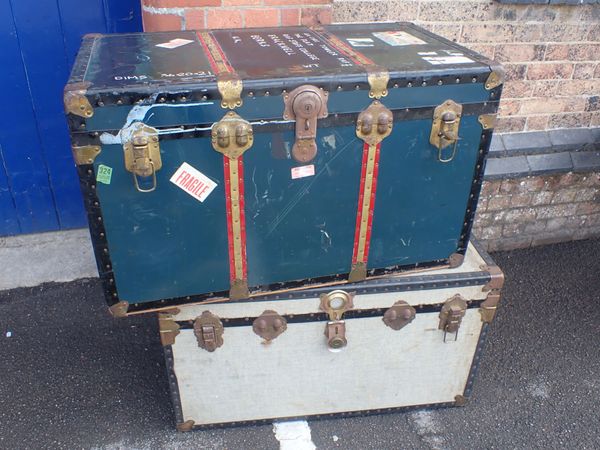 A LARGE VINTAGE TRAVELLING TRUNK