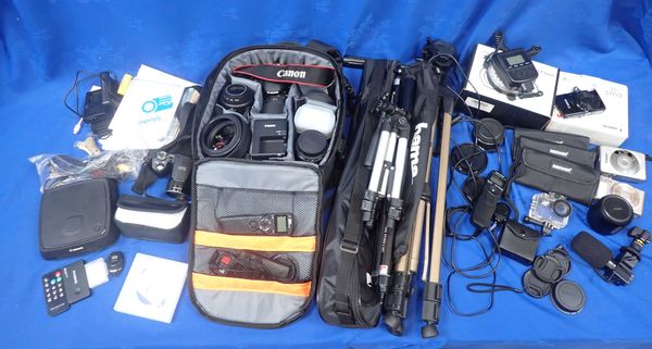 A COLLECTION OF MODERN CAMERA EQUIPMENT INCLUDING A CANON 700D