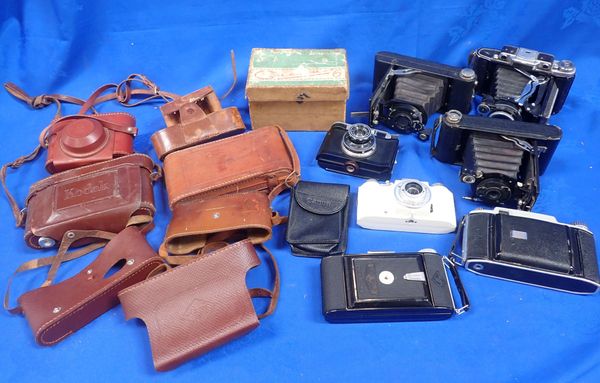 A COLLECTION OF VINTAGE CAMERAS INCLUDING AN ILFORD ADVOCATE