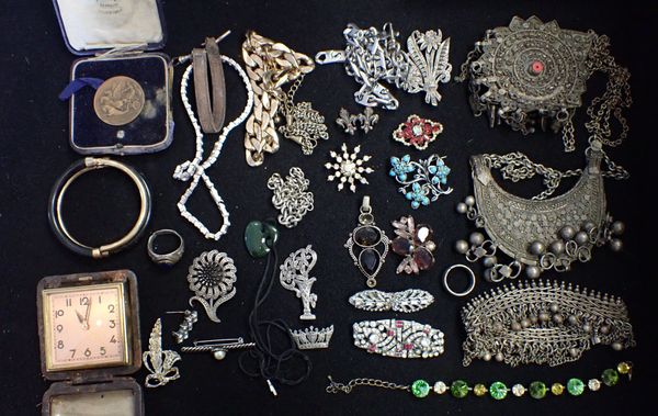 QUANTITY OF VARIOUS COSTUME JEWELLERY & COLLECTIBLES