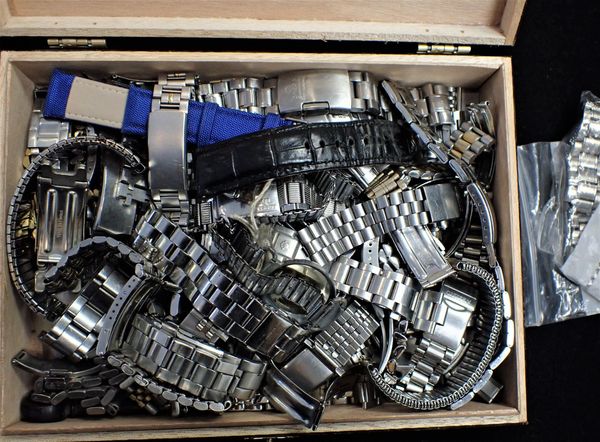 A QUANTITY OF VARIOUS WATCH BRACELETS