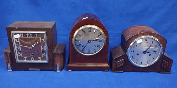 AN EDWARDIAN MAHOGANY CASED MANTEL CLOCK