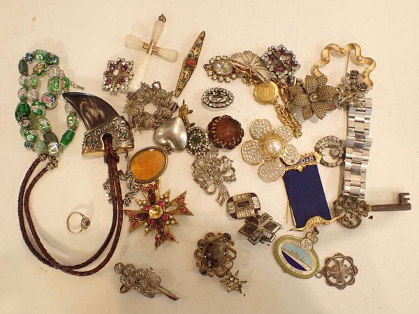 A COLLECTION OF COSTUME JEWELLERY