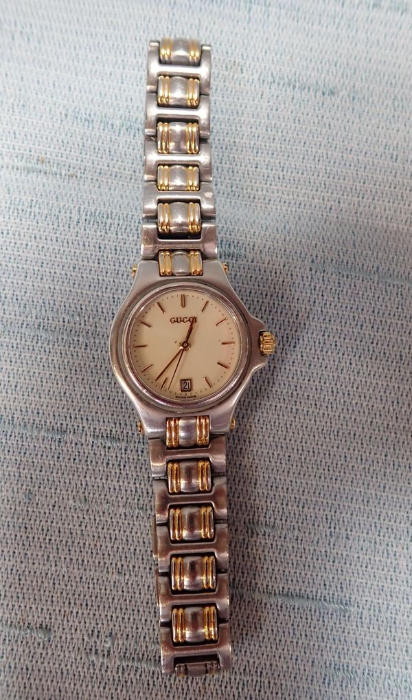 A LADIES STAINLESS STEEL BRACELET WATCH