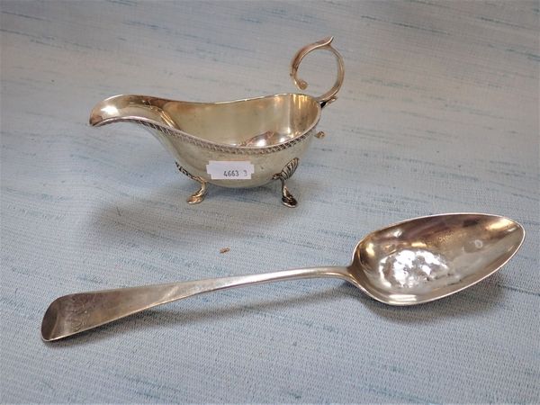 A 20TH CENTURY SILVER SAUCE BOAT AND A GEORGE IV SERVING SPOON