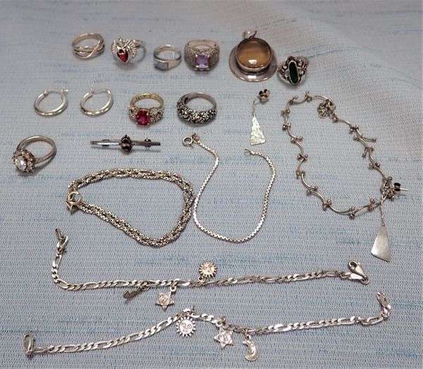 A COLLECTION OF MARKED SILVER JEWELLERY