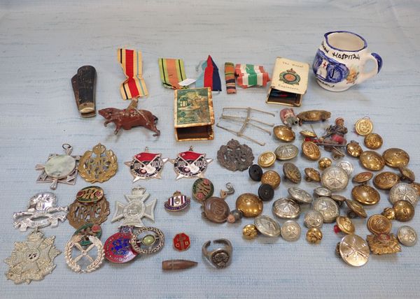 A COLLECTION OF MILITARY BUTTONS, BADGES