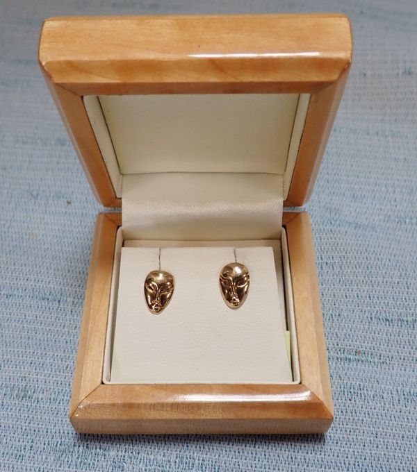 A PAIR OF 9CT GOLD EARRINGS