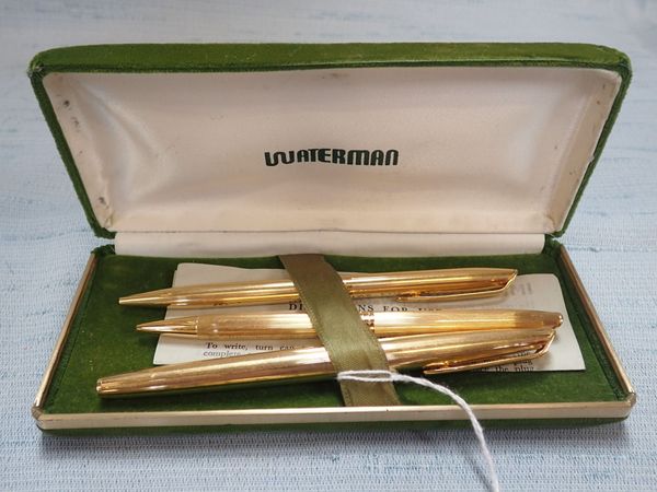 A VINTAGE WATERMAN GOLD-PLATED PEN SET, CASED