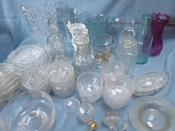 A COLLECTION OF GLASS VASES AND DECANTERS
