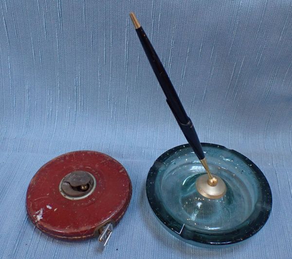 A WHITEFRIARS ASHTRAY WITH INTEGRAL PARKER PEN AND STAND