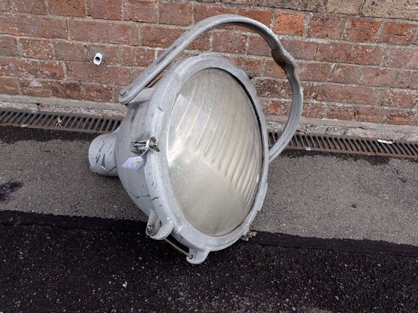 A SINGLE LARGE INDUSTRIAL FLOOD LIGHT