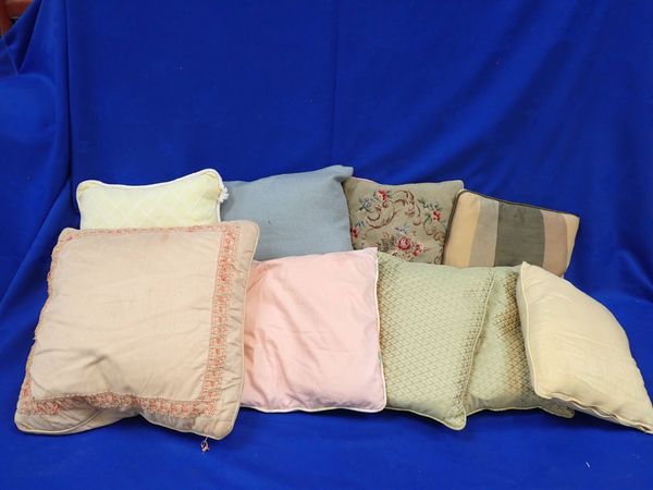 A QUANTITY OF SCATTER CUSHIONS