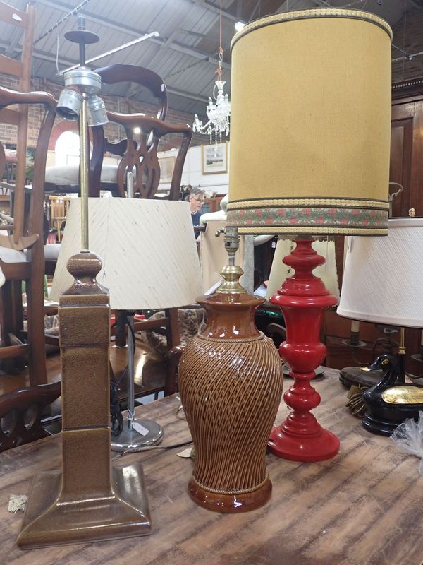 A 1960s/1970s BROWN POTTERY CONTINENTAL TABLE LAMP