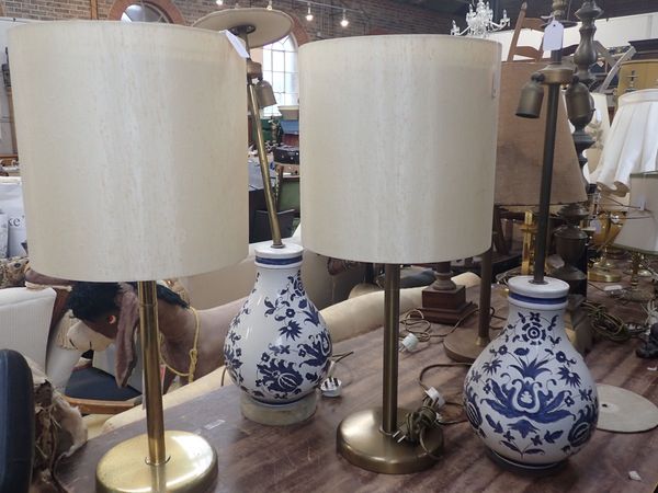 A PAIR OF BLUE AND WHITE CERAMIC LAMP BASES