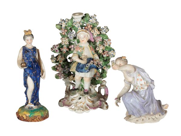 AN 18TH CENTURY DUESBURY & CO DERBY PORCELAIN CANDLESTICK