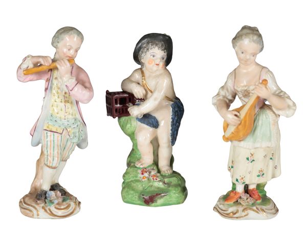 A PAIR OF 18TH CENTURY DUESBURY & CO DERBY PORCELAIN MINIATURE FIGURES - MUSICIANS