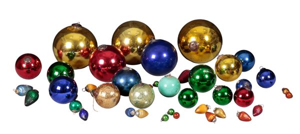 A LARGE COLLECTION OF DECORATIVE BAUBLES AND 'WITCHES BALLS'