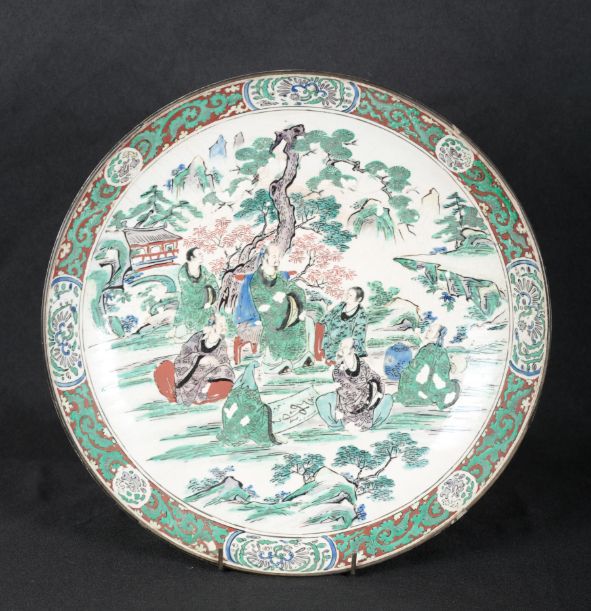 A CHINESE FAMILLE VERTE PORCELAIN CHARGER