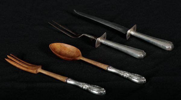 A PAIR OF AMERICAN SILVER HANDLED AND CARVED WOOD SALAD SERVERS