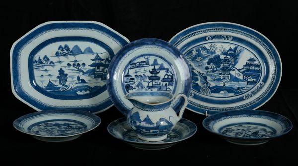 AN 18TH CENTURY CHINESE BLUE AND WHITE PORCELAIN OVAL DISH