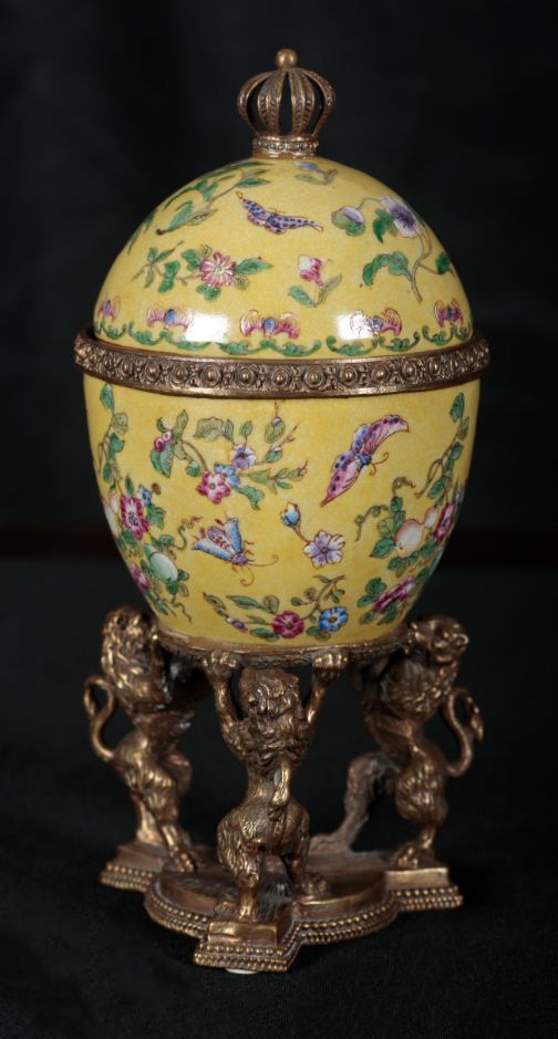 A BRASS MOUNTED & IMPERIAL YELLOW PORCELAIN LIDDED CASKET