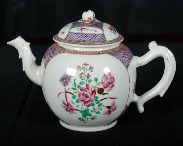 AN 18TH CENTURY CHINESE PORCELAIN SPHERICAL TEAPOT & COVER