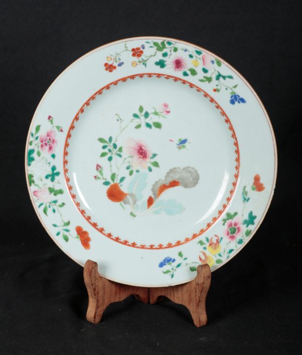 A CHINESE EXPORT FAMILLE ROSE PORCELAIN PLATE