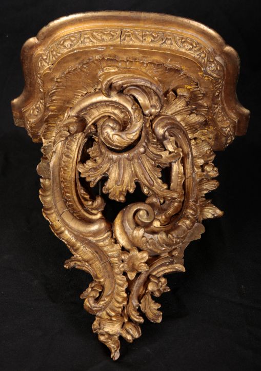 A VICTORIAN GILT CARVED WOOD WALL BRACKET