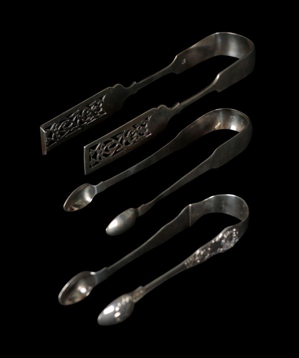 A PAIR OF VICTORIAN SILVER FIDDLE PATTERN ASPARAGUS SERVERS