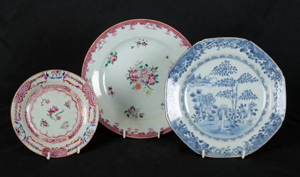 A CHINESE EXPORT FAMILLE ROSE PLATE