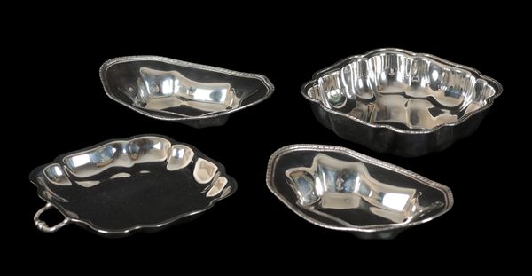 A PAIR OF AMERICAN SILVER ENTRÉE DISHES