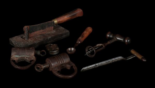 A SMALL GROUP OF TOOLS AND METALWARE