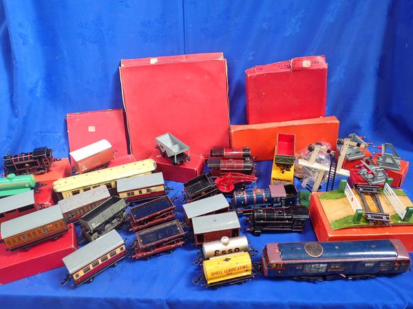 A COLLECTION OF HORNBY 'O' GAUGE MODEL RAILWAY