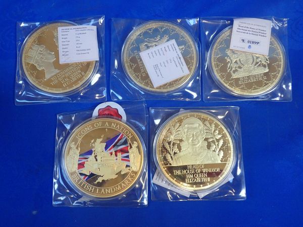 FIVE GOLD PLATED QUEEEN ELIZEBETH II COMMEMORATIVE COINS