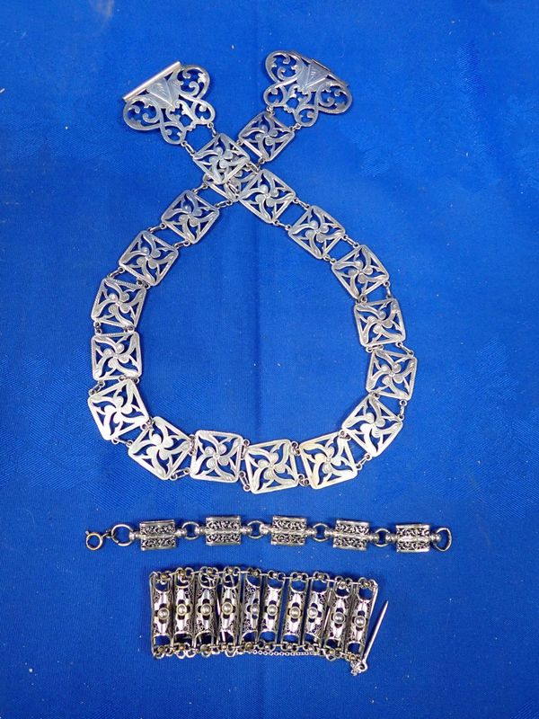 A WIDE WHITE METAL LINKED BRACELET WITH SAFETY CHAIN