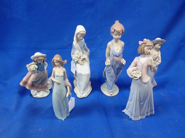 A COLLECTION OF LLADRO FIGURINES