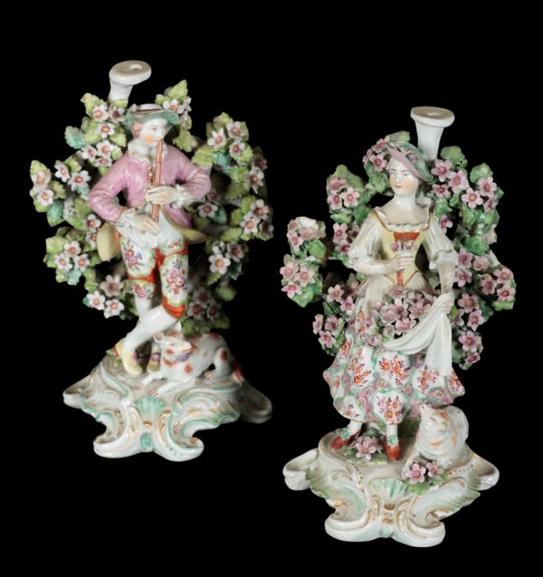 A PAIR OF 18TH CENTURY DUESBURY & CO DERBY PORCELAIN CANDLESTICKS - MUSICAL SHEPHERD & SHEPHERDESS