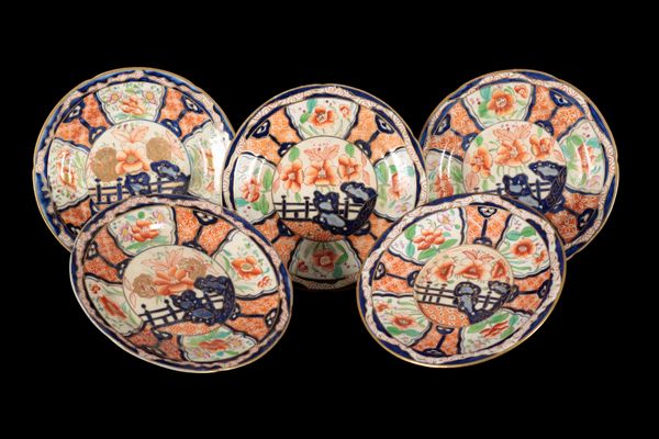 A GROUP OF FIVE ENGLISH IMARI PLATES