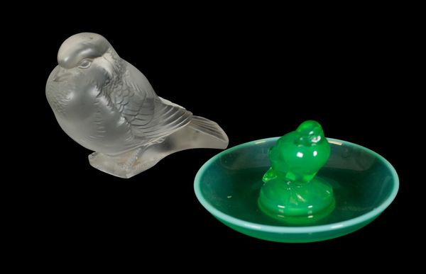 A LALIQUE FROSTED AND MOULDED GLASS FIGURE OF A SPARROW