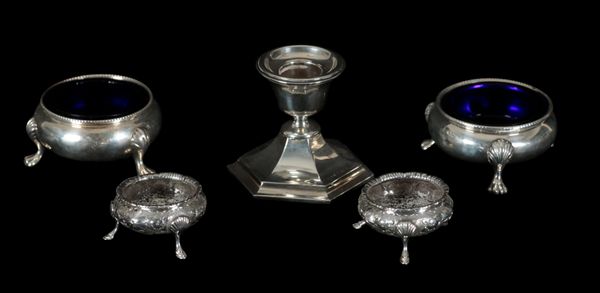 A PAIR OF VICTORIAN SILVER MINIATURE CIRCULAR SALTS