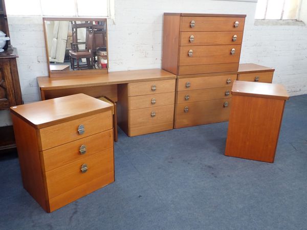 A STAG TEAK VENEERED PART BEDROOM SUITE, CIRCA 1970S